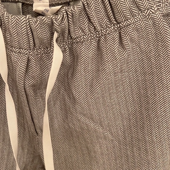 Lulu Lemon gray/white jogger - Picture 2 of 5
